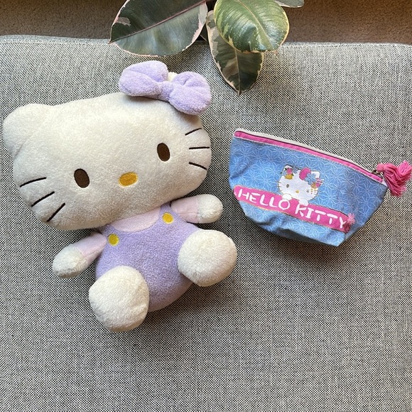 💕 Hello Kitty Plush Toy and Make up Bag! - Picture 3 of 17